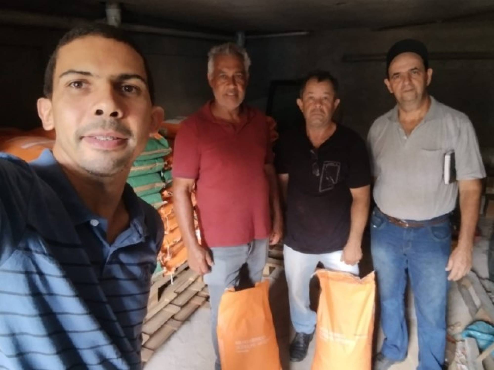  Vereadores José Luiz, Gerson Ramos e Geraldo Toledo acompanham entregas de sementes de milho para os produtores rurais de Urucânia.